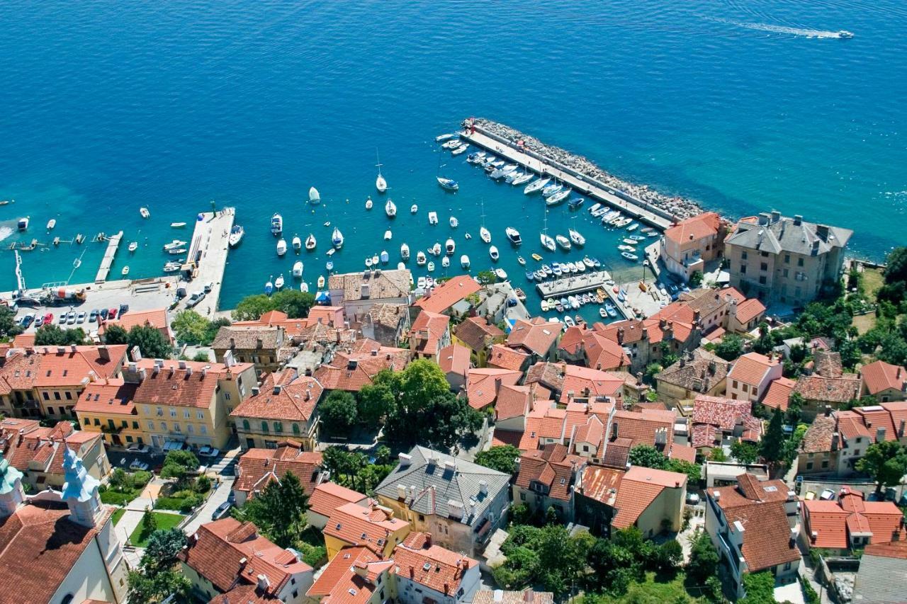 Apartments Anita Near Opatija With Private Parking 마툴지 외부 사진